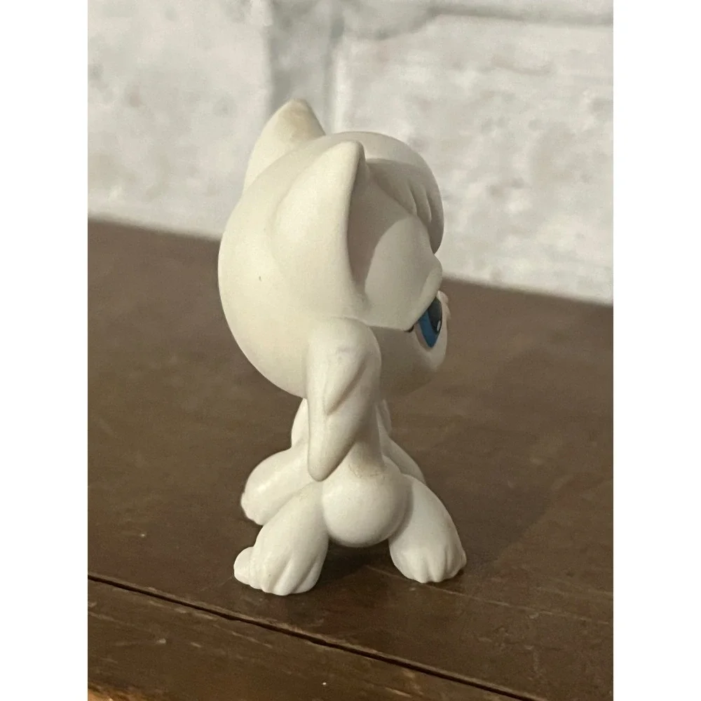 Littlest Pet Shop LPS #9 White‎ Angora Longhair Kitty Cat Blue Eyes Red Magnet